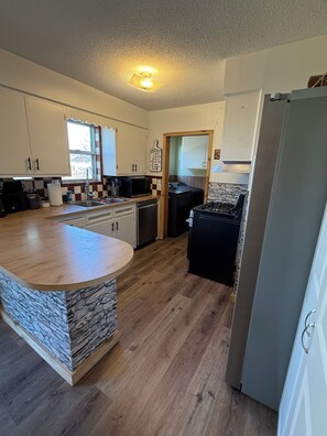 Fridge, microwave, oven, stovetop - Wakita Hunters Hideaway (Wakita)