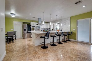 Fridge, microwave, oven, stovetop - Serene Modern Home 5x4 pool+spa, gym, waterfall, playground (Las Vegas)