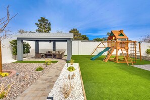 Children’s area - Serene Modern Home 5x4 pool+spa, gym, waterfall, playground (Las Vegas)