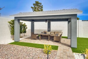 Outdoor dining - Serene Modern Home 5x4 pool+spa, gym, waterfall, playground (Las Vegas)