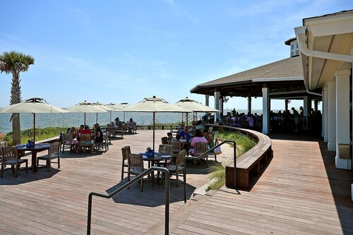 Seabrook Getaway, Tennis Court View! Club and Pool Access!