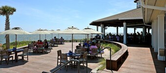 Seabrook Getaway, Tennis Court View! Club and Pool Access!