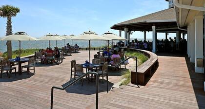 Seabrook Getaway, Tennis Court View! Club and Pool Access!