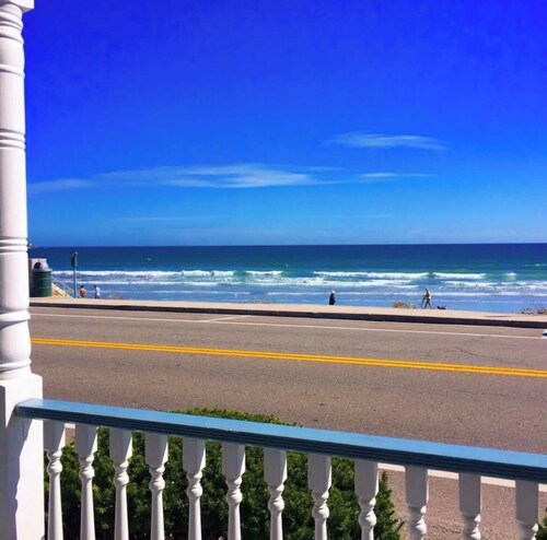 10 Steps To Long Sands Beach/Sleeps 12/5 bedrooms/3 full baths