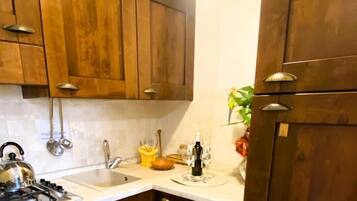 Frigorifero, forno, piano cottura, lavastoviglie