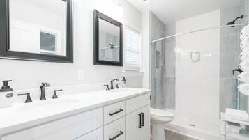 Toalettartikler (inkludert), hårføner, håndklær og såpe