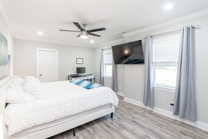 Ropa de cama hipoalergénica y espacio para trabajar con laptop