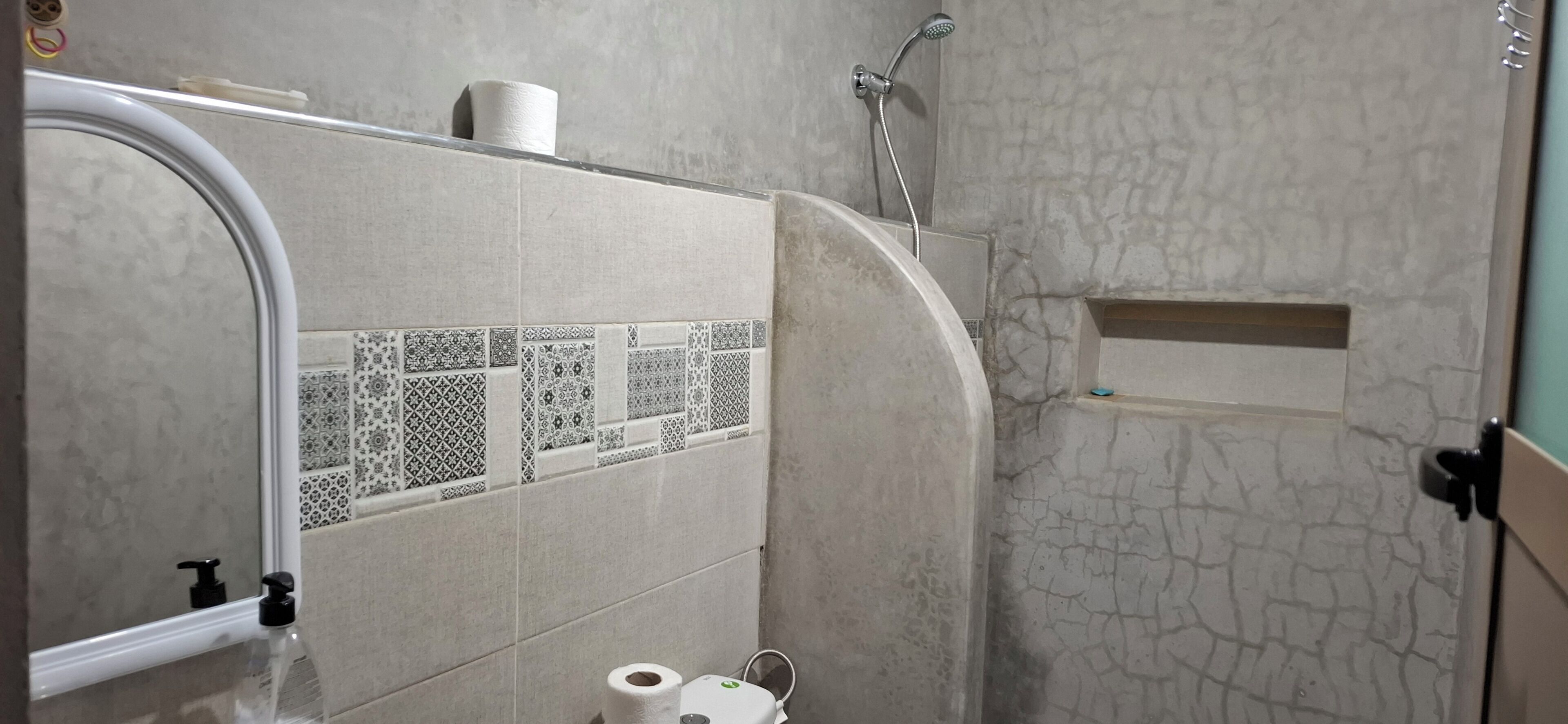 Ducha, toallas y papel higiénico