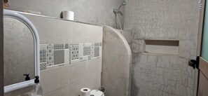 シャワー、タオル、トイレットペーパー