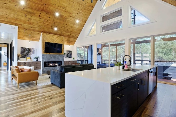 Cabin, Multiple Beds, Hot Tub, Garden View (Harvest Moon Lodge) | Interior