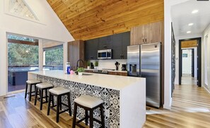 Hytte, flere senger, spabadekar, hageutsikt (Harvest Moon Lodge) | Eget kjøkken | Kjøleskap, mikrobølgeovn, ovn og kokeplater