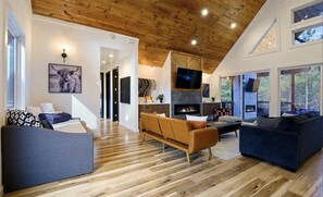 كابينة - عدة أسرّة - بمغطس ساخن - منظر للحديقة (Harvest Moon Lodge) | منطقة المعيشة | تلفزيون بشاشة مسطحة بحجم 65-بوصة يعرض قنوات تلفزيونية رقمية، مدفأة