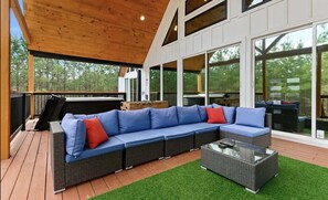 Hytte, flere senger, spabadekar, hageutsikt (Harvest Moon Lodge) | Terrasse/patio