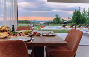 Outdoor dining - Amazing home in Oroslavje with sauna (Oroslavje)