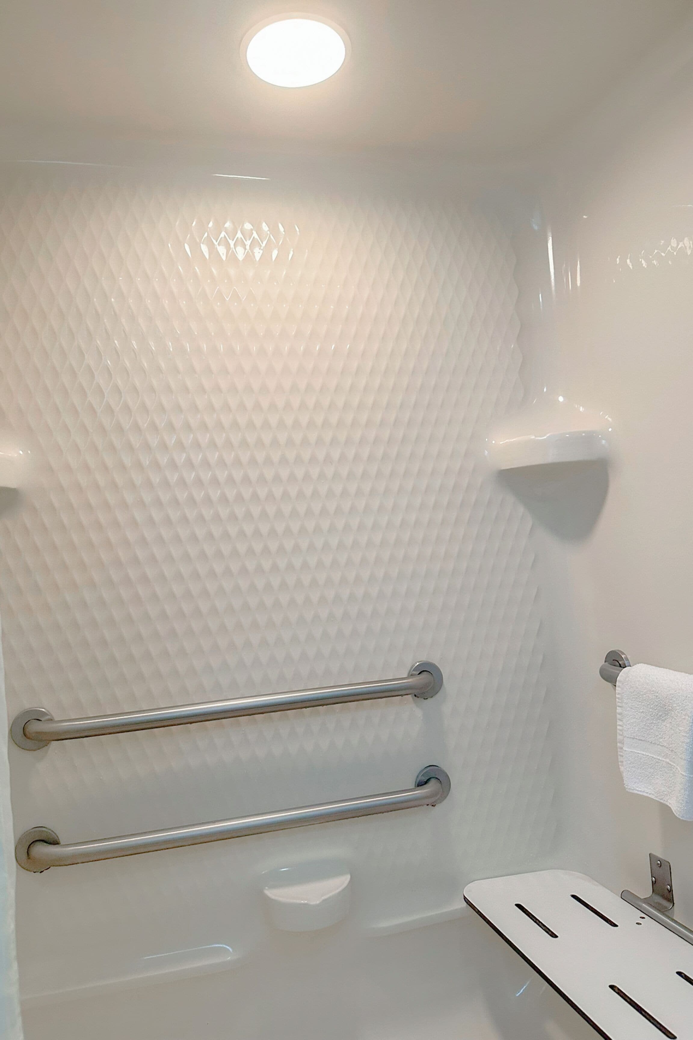 Room, 1 King Bed, Non Smoking | Bathroom | Free toiletries, hair dryer, towels