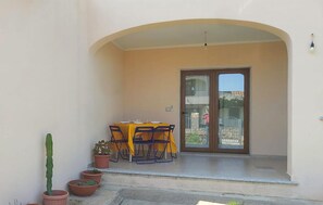 Outdoor dining - Awesome home in Malamuri with WiFi (Malamuri)