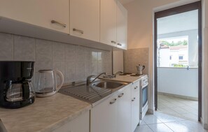 Kühlschrank, Herdplatte, Wasserkocher mit Kaffee-/Teezubehör