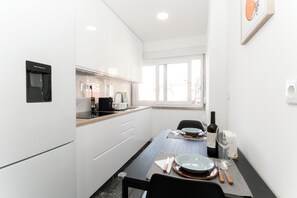 Private kitchen - Cozy, family-run 3-bedroom apartment 15 minutes from Sintra. (Agualva-Cacém)