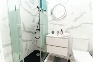 Shower, hair dryer, towels, soap - Cozy, family-run 3-bedroom apartment 15 minutes from Sintra. (Agualva-Cacém)