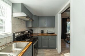 Microwave, oven, stovetop - 2-bedroom condo in Biloxi (Biloxi)