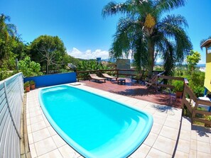 Maison Prestige, accès à la piscine, vue sur la plage | Piscine | Piscine extérieure, chaises longues