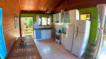 Casa, 3 quartos, acesso à piscina, vista para a praia | Cozinha privada | Geladeira, micro-ondas, talheres/pratos/utensílios de cozinha