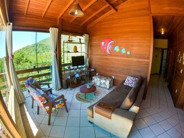 Casa premium, acesso à piscina, vista para a praia | Área de estar | TV 32 polegadas com canais digitais