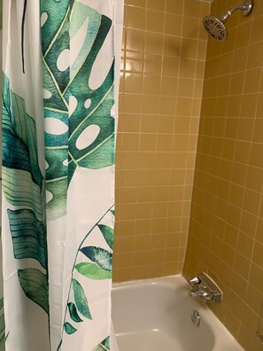 Haartrockner, Handtücher, Seife, Toilettenpapier