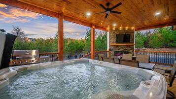 Outdoor spa tub