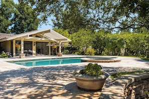 Una piscina al aire libre