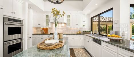 ثلاجة، ميكروويف، فرن، موقد طهي مسطح