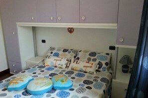 4 habitaciones, tabla de planchar con plancha, cuna de viaje y internet 