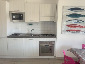 Een microgolfoven, een vaatwasser