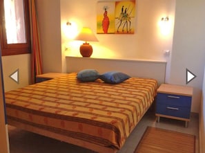 2 habitaciones, tabla de planchar con plancha y ropa de cama