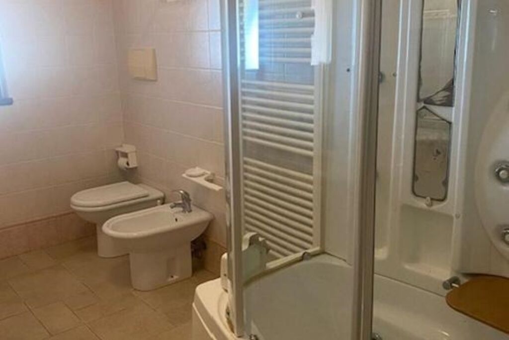 Ein Badezimmer mit Toilette, Bidet und Badewanne.