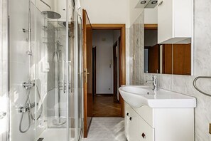 Shower, hair dryer, bidet, towels