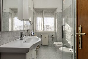 Douche, sĂšche-cheveux, bidet, serviettes fournies