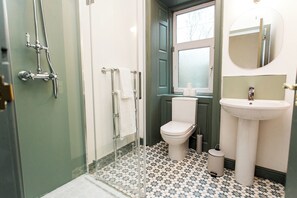 Classic Room | Bathroom - Torr House (Dumfries)