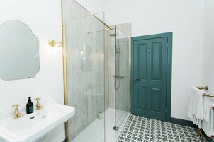Habitación de lujo, vistas a la montaña | Baño | Ducha, secador de pelo, toallas y jabón
