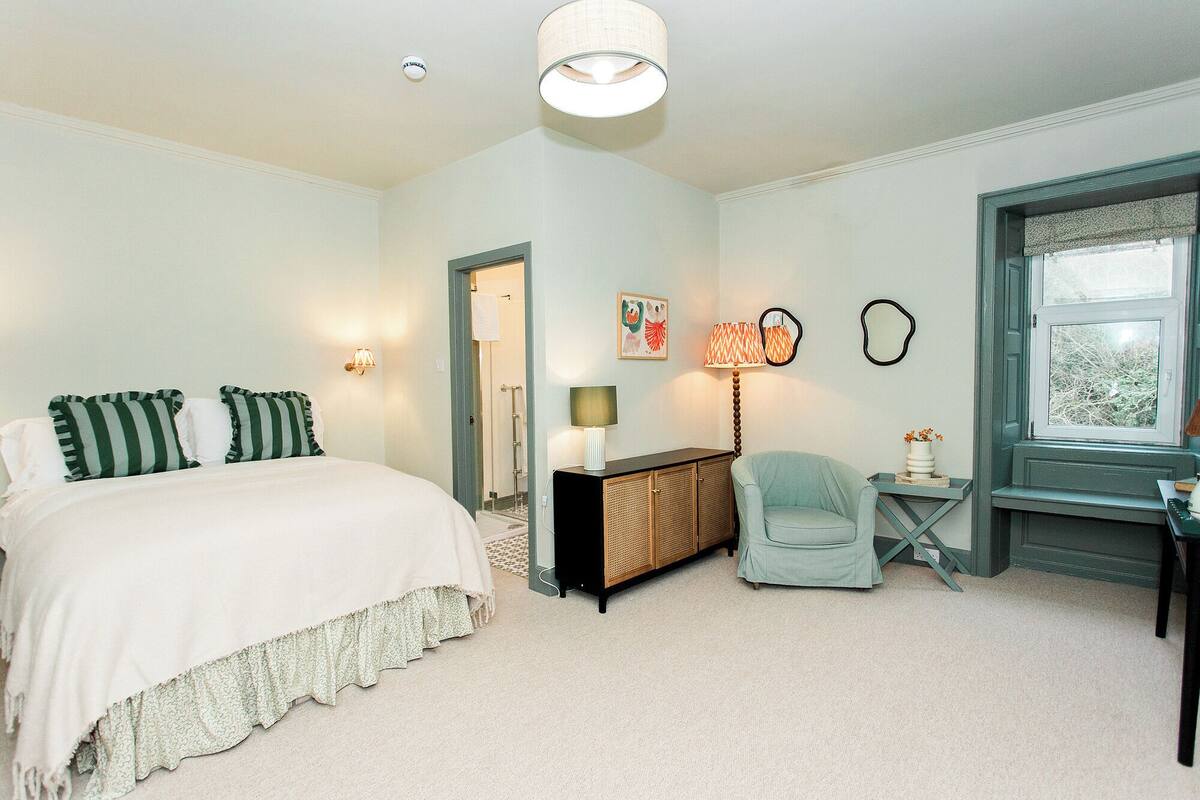 Classic-rum | Skrivbord, arbetsyta för laptop och mörkläggningsgardiner