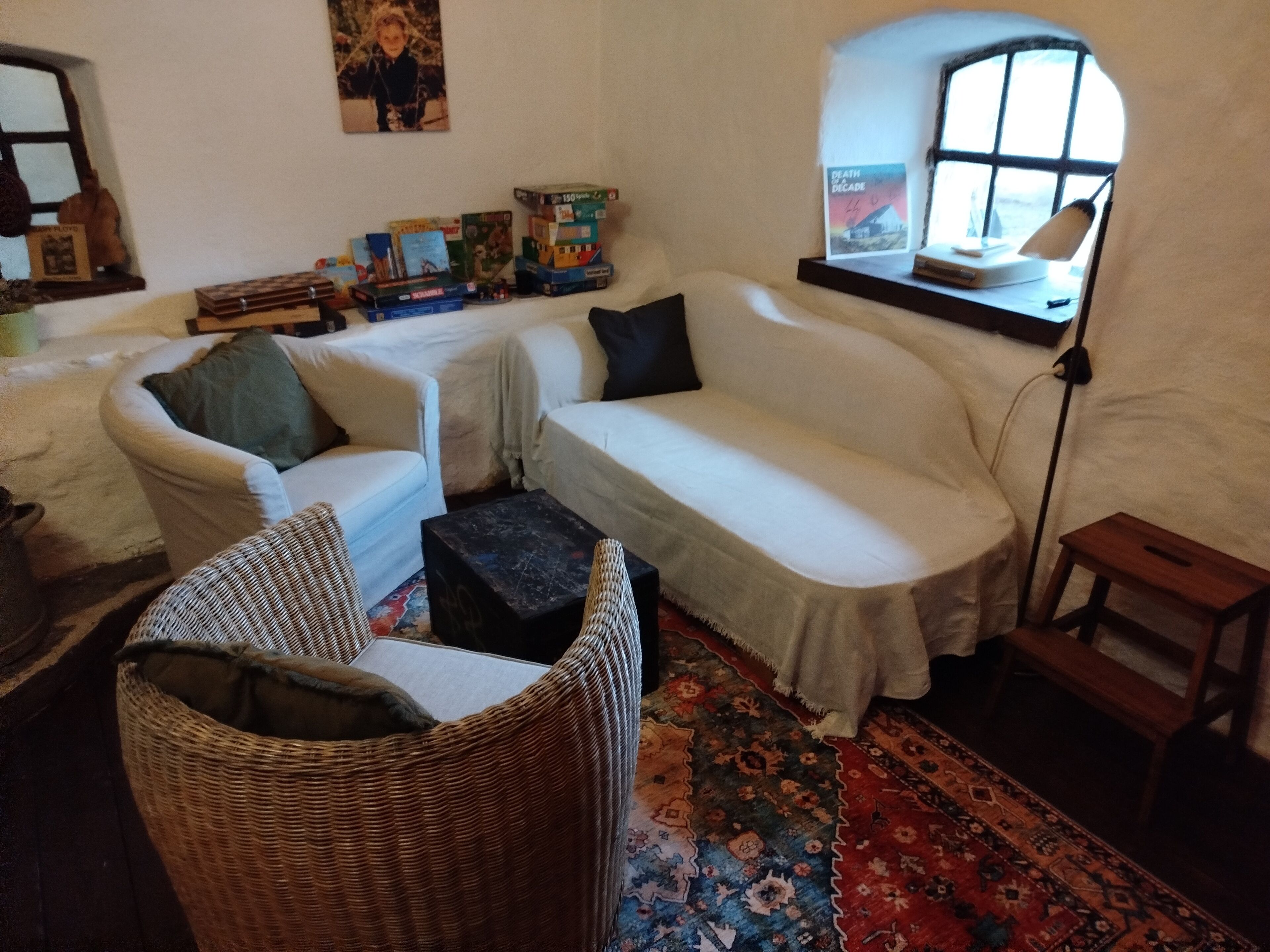 Smart-TV, Kamin, Bücher, Musikbibliothek