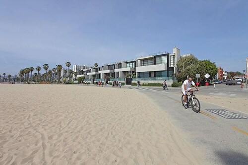  Cozy Beach Condo Steps from the Sand w Great Amenities