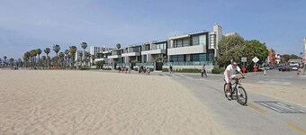 Cozy Beach Condo Steps from the Sand w Great Amenities