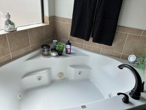 Shower, jetted bath, hair dryer, bidet - MODERN 3BR 3 BATH TOWNHOME DWNTWN Htx (Houston)