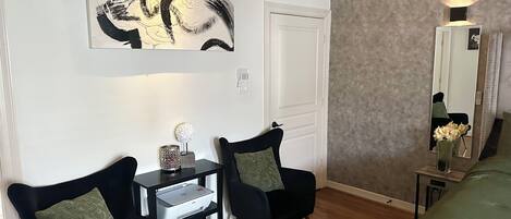 2 bedrooms, desk, iron/ironing board, WiFi