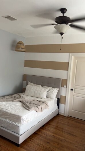 2 bedrooms, desk, iron/ironing board, WiFi