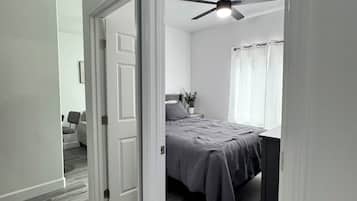 1 quarto, cofres nos quartos, ferros/tábuas de passar roupa
