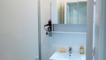 Een douche, een haardroger, zeep, toiletpapier