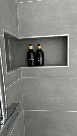 Shower, hair dryer, towels, soap - Private Oasis, large vacation apartment, 10 min from Legoland (Waldstetten)