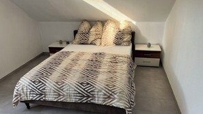 2 bedrooms, iron/ironing board, travel cot, WiFi - Private Oasis, large vacation apartment, 10 min from Legoland (Waldstetten)